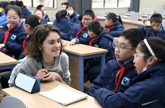  2023年12月18日，在西安新城區(qū)后宰門小學(xué)進行的中法校園文化周法語語言沙龍上，西安法語聯(lián)盟的老師與學(xué)生進行互動。新華社記者 劉瀟 攝