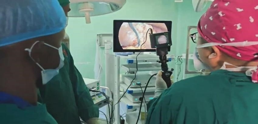 吳巍醫(yī)生（右一）在開展雙鏡聯(lián)合手術(shù)。中國援桑醫(yī)療隊供圖