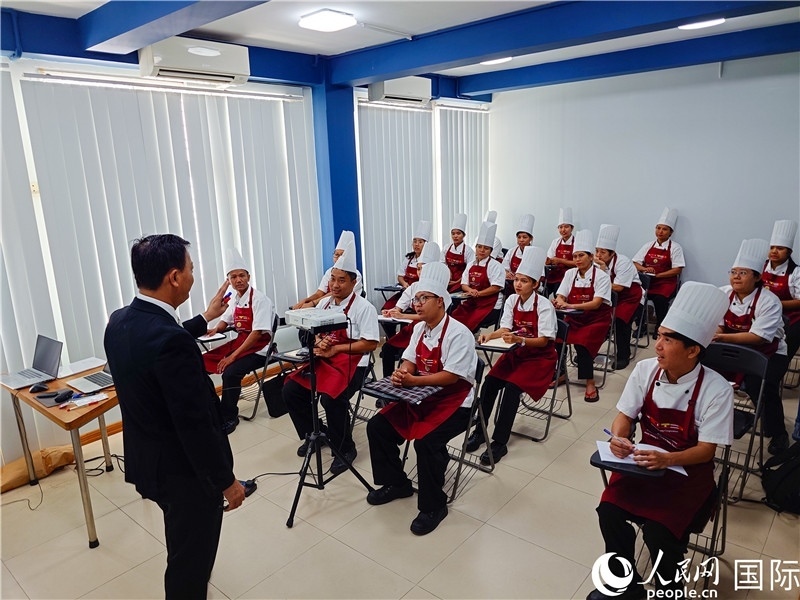 教師向?qū)W員授課。人民網(wǎng)記者 謝佳君攝