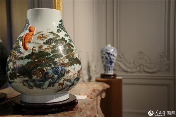 嘉賓和公眾參觀“絲路瓷行”——中國(guó)景德鎮(zhèn)陶瓷文化特展。人民網(wǎng)記者 尚凱元攝