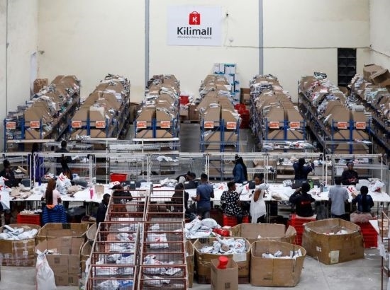 2023年11月11日，在肯尼亞姆洛隆戈，Kilimall員工在倉庫內(nèi)工作。新華社記者 李亞輝 攝