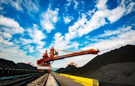 國家能源集團黃驊港煤堆場堆料機正在作業(yè)。受訪者供圖