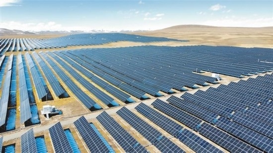 西藏華電色尼區(qū)12萬千瓦光伏發(fā)電項目電力保供項目航拍。趙書彬攝