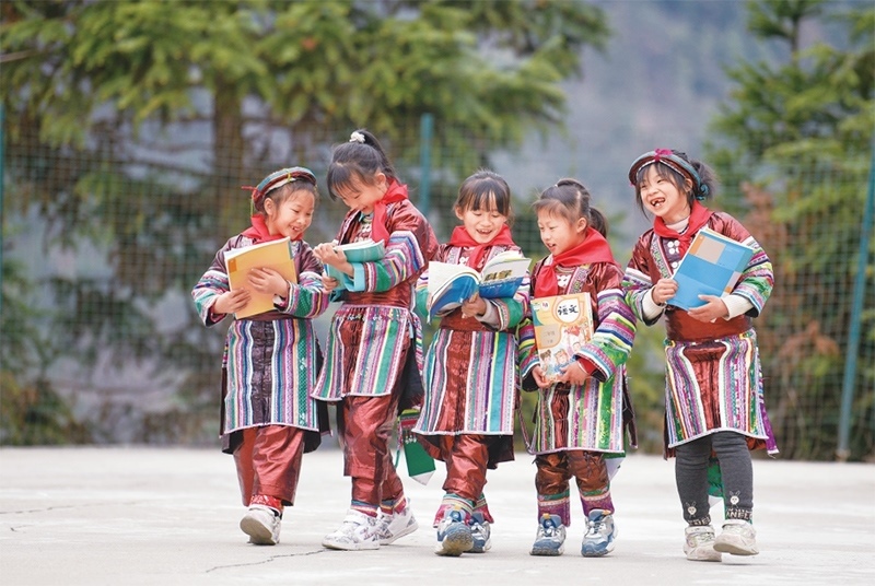 位于貴州省黔東南苗族侗族自治州從江縣大山深處的西山鎮(zhèn)中寨教學(xué)點，是一所全校均為瑤族學(xué)生的“微小學(xué)”。近年來，隨著教學(xué)條件逐漸改善，學(xué)校發(fā)生了翻天覆地的變化。圖為2023年2月16日，領(lǐng)到新書的瑤族學(xué)生在一起交流。 新華社記者 楊文斌/攝