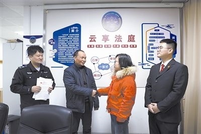  圖②：雙方當(dāng)事人達(dá)成調(diào)解協(xié)議，握手言和。