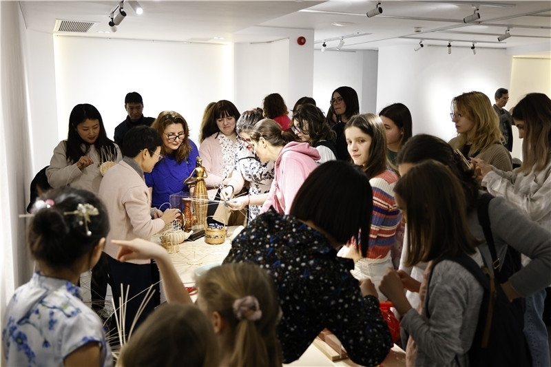 羅馬尼亞觀眾體驗安溪竹藤編技藝。 布加勒斯特中國文化中心供圖