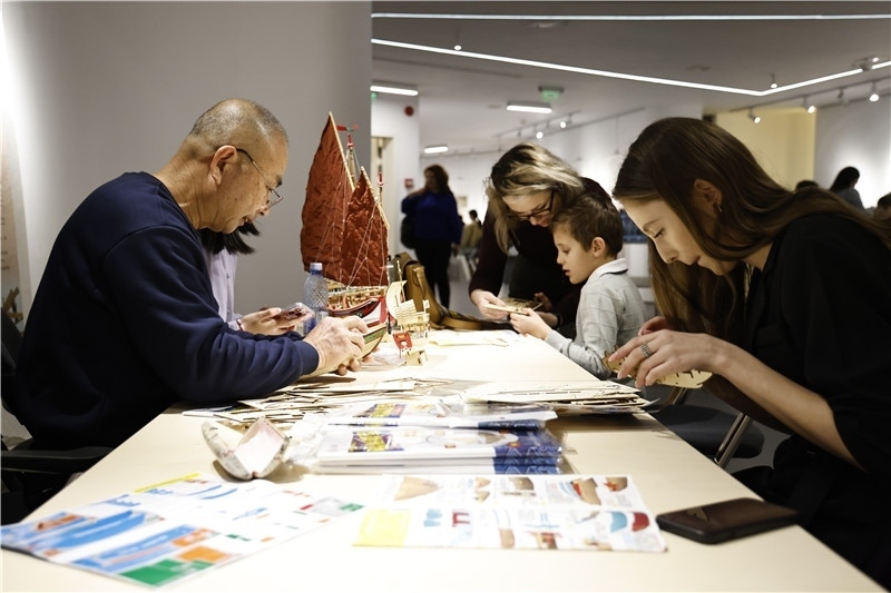 中國泉州非遺大師現(xiàn)場指導(dǎo)制作水密隔艙福船制造技藝。 布加勒斯特中國文化中心供圖
