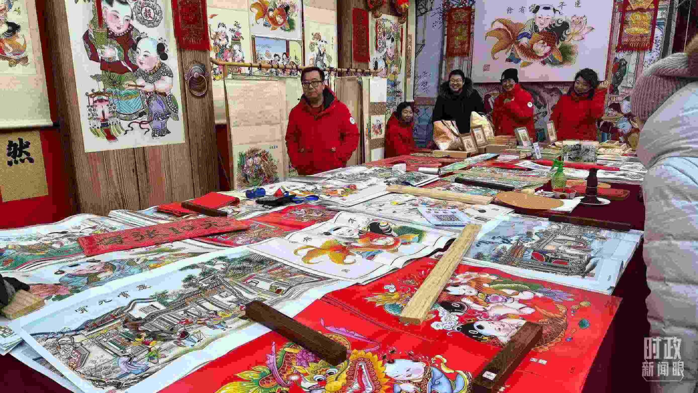 △市民們正在天津古文化街選購年畫。（總臺(tái)央視記者黎兵拍攝）