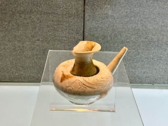 德化縣陶瓷博物館收藏的龍紋軍持。人民網(wǎng)記者 金慧慧攝