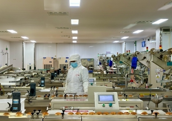 盼盼5G智慧工廠生產(chǎn)線正在進(jìn)行產(chǎn)品質(zhì)檢。人民網(wǎng)記者 金慧慧攝