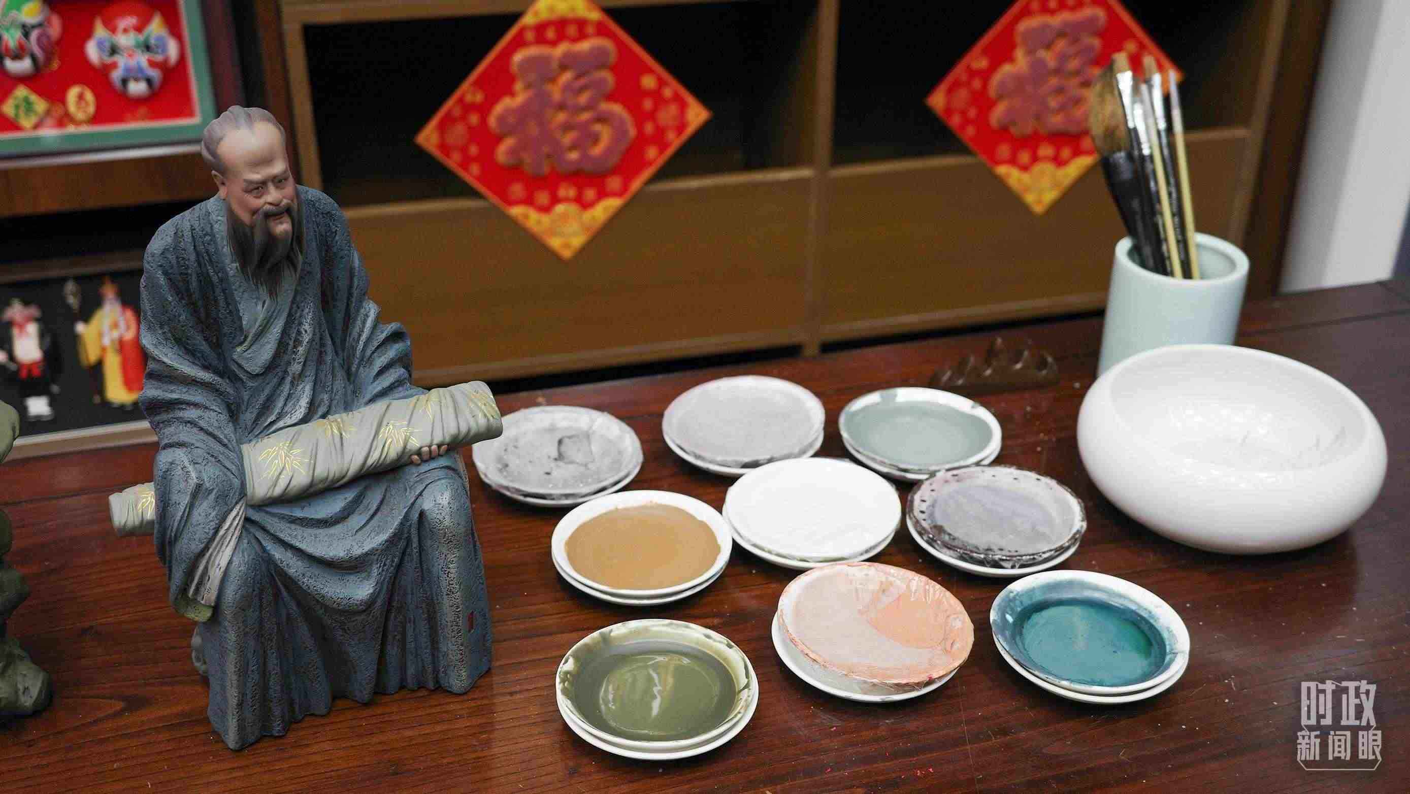 △天津古文化街，泥人張店鋪的上色顏料展示。（總臺(tái)央視記者覃思拍攝）