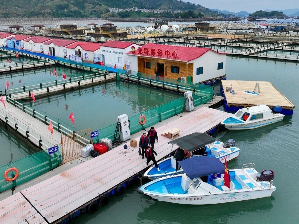 △2023年11月14日，福建寧德市霞浦縣溪南鎮(zhèn)七星海上社區(qū)的工作人員，前往轄區(qū)漁排進(jìn)行民情走訪。