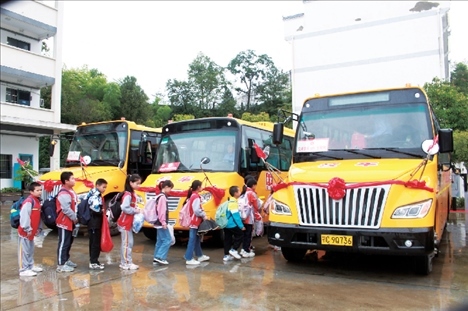△2023年9月28日，湖北竹山縣校園直通車全域開通后，學(xué)生在有序排隊(duì)乘車。第二批主題教育開展后，竹山縣將實(shí)施農(nóng)村道路暢通工程作為為民辦實(shí)事的重要內(nèi)容。