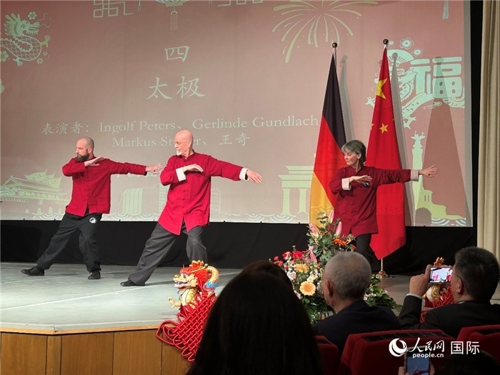 太極，表演者：Ingolf Peters、Gerlinde Gundlach、Markus Stüber