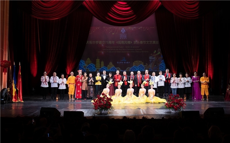 圖為韓大使、羅政府高官與泉州藝術(shù)團(tuán)演員合影。中國駐羅大使館文化處供圖。