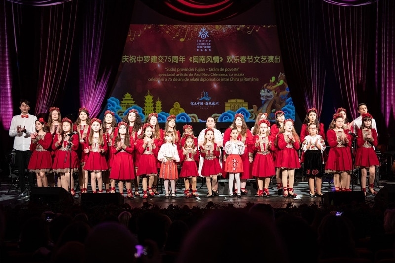 圖為羅小快板兒童合唱團(tuán)在演唱中文歌曲。 中國駐羅大使館文化處供圖。