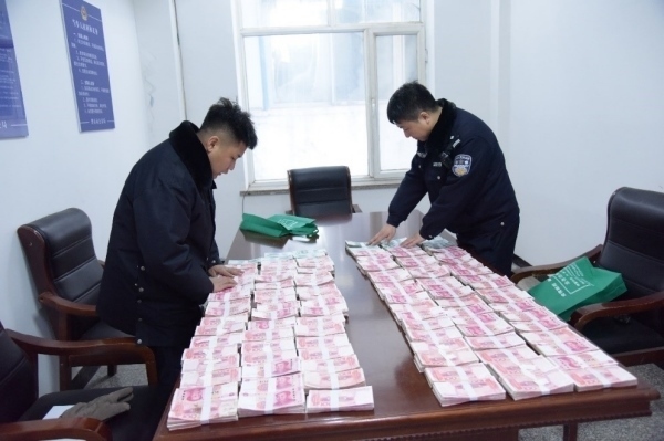 民警清點(diǎn)涉案資金。磐石市公安局供圖