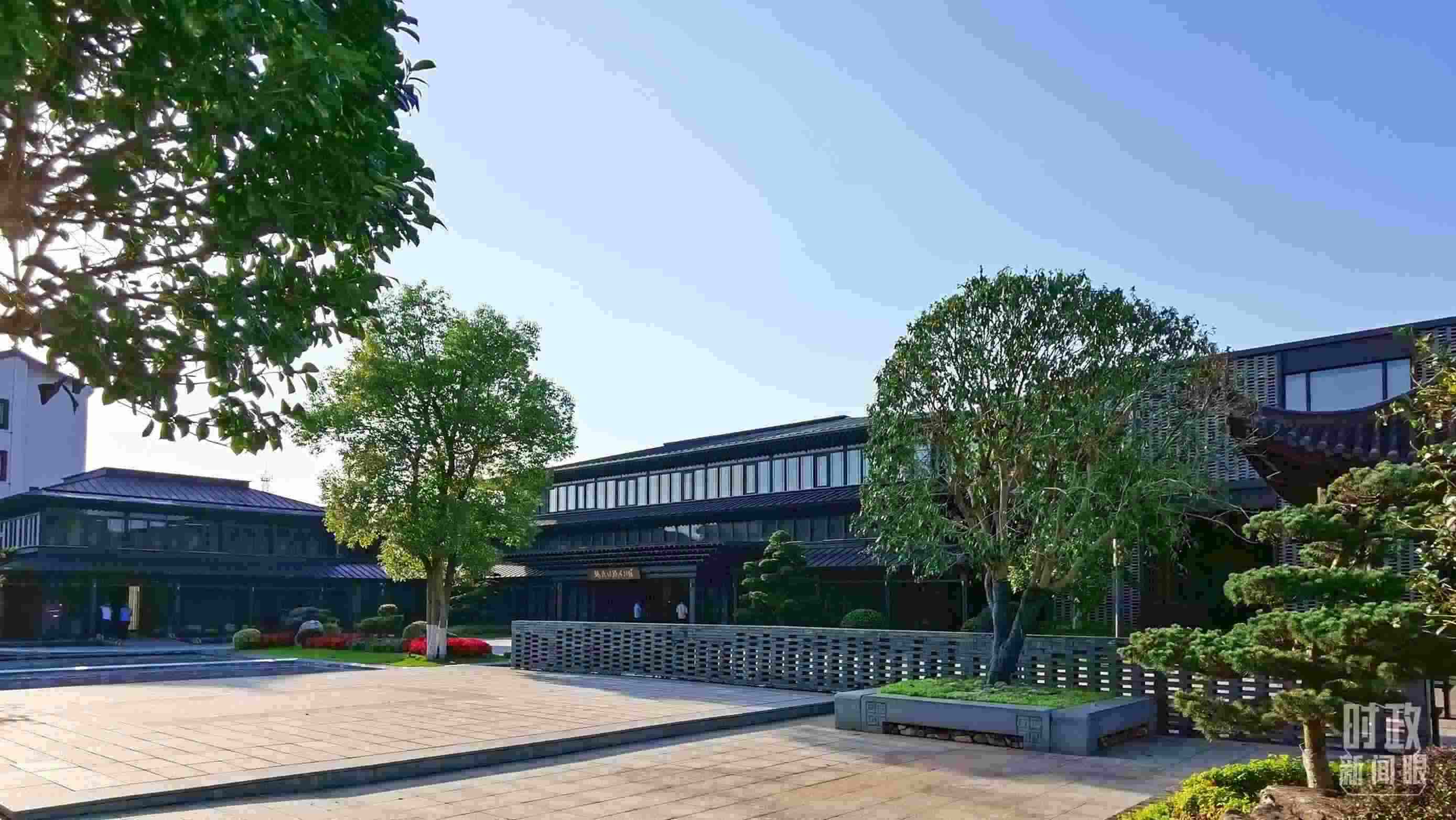 △楓橋經(jīng)驗(yàn)陳列館。2023年9月，習(xí)近平來(lái)到這里考察，強(qiáng)調(diào)要發(fā)展好新時(shí)代“楓橋經(jīng)驗(yàn)”。（總臺(tái)央視記者陳漢章拍攝）