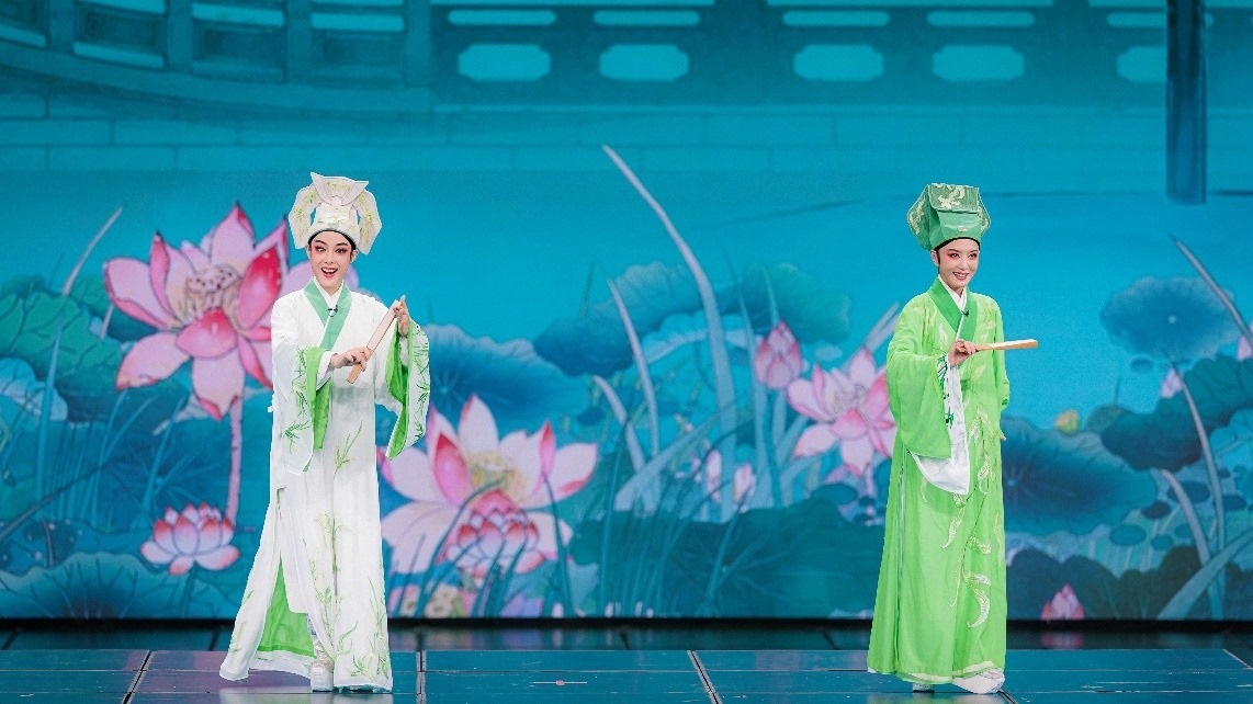 青年越劇演員陳麗君、李云霄彩排現(xiàn)場。主辦方供圖