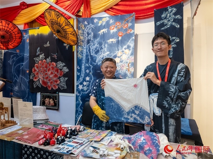 活動(dòng)現(xiàn)場的扎染展示。人民網(wǎng)記者 謝佳君攝