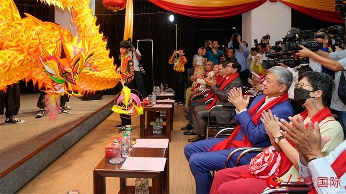 嘉賓觀看傳統(tǒng)舞龍表演。人民網(wǎng)記者 謝佳君攝