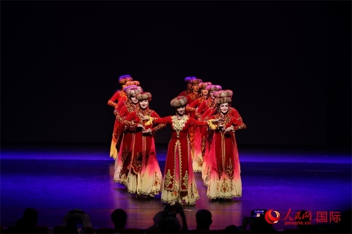 2日在阿聯(lián)酋迪拜舉行的大型音舞詩畫《新疆是個(gè)好地方》文藝演出。人民網(wǎng)記者任皓宇攝