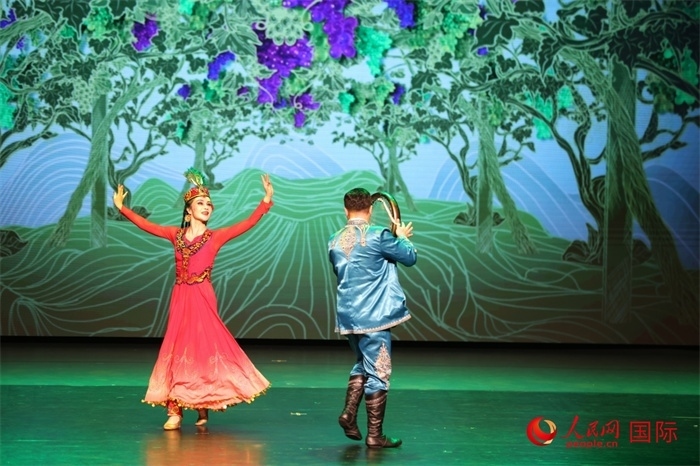 2日在阿聯(lián)酋迪拜舉行的大型音舞詩畫《新疆是個(gè)好地方》文藝演出。人民網(wǎng)記者 任皓宇攝