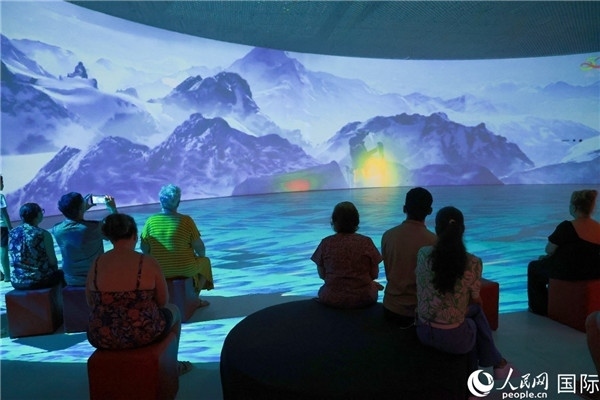 巴西民眾在活動(dòng)現(xiàn)場(chǎng)觀賞“走進(jìn)中國(guó)：沉浸式體驗(yàn)展”。人民網(wǎng)記者 陳海琪攝