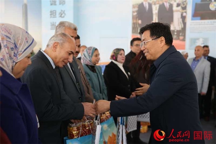 中建埃及分公司董事長常偉才為埃及師生發(fā)放新年禮包。人民網(wǎng)記者 黃培昭攝