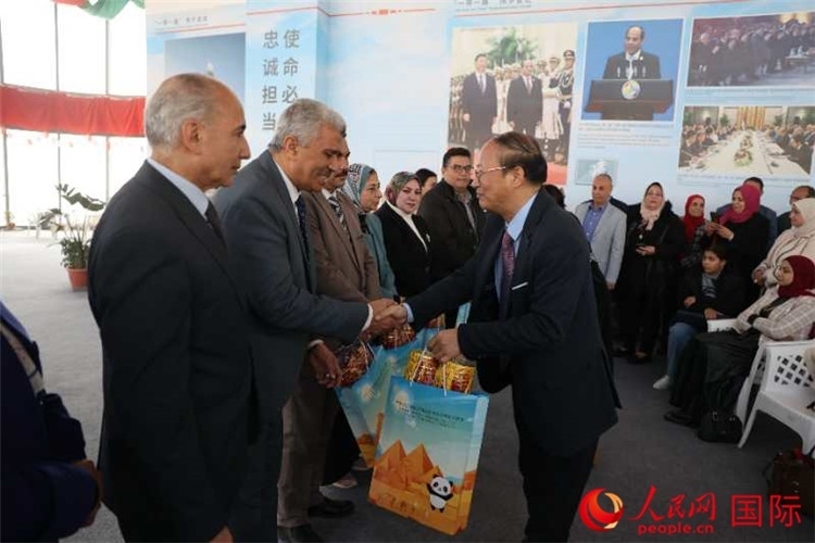 中國駐埃及使館教科處盧春生公參為埃及師生發(fā)放新年禮包。人民網(wǎng)記者 黃培昭攝