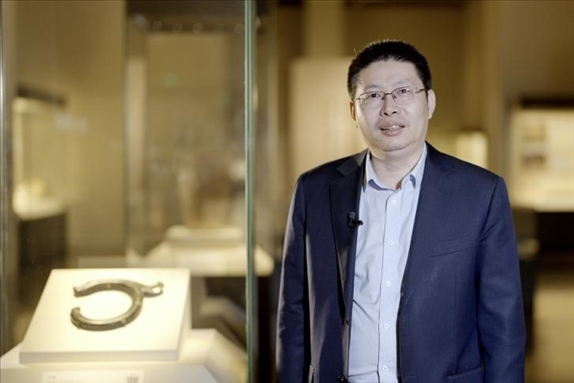 中國國家博物館副館長張偉明介紹館藏C形玉龍。