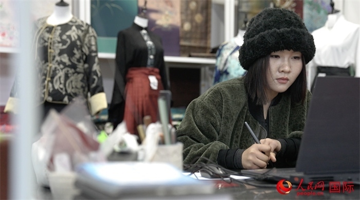 1月23日，在山東省菏澤市曹縣有愛(ài)云倉(cāng)直播基地，張子晨正在設(shè)計(jì)漢服。 人民網(wǎng)記者 袁蒙攝