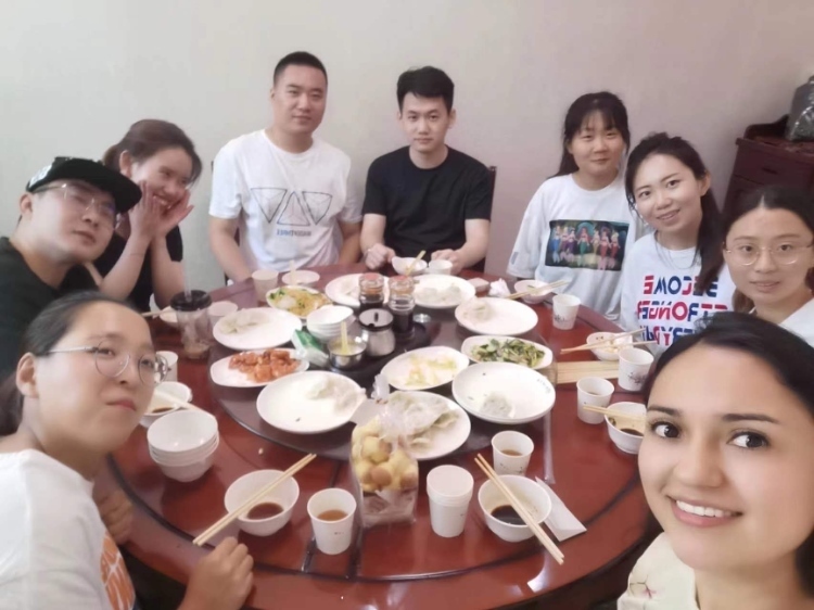 保拉與中國朋友在一起。圖片由受訪者提供