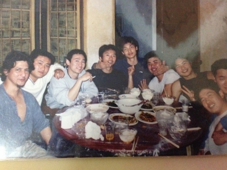 2007 年，卡洛斯·卡斯蒂略（左一）和他的中國朋友在武漢慶祝春節(jié)。圖片由受訪者提供