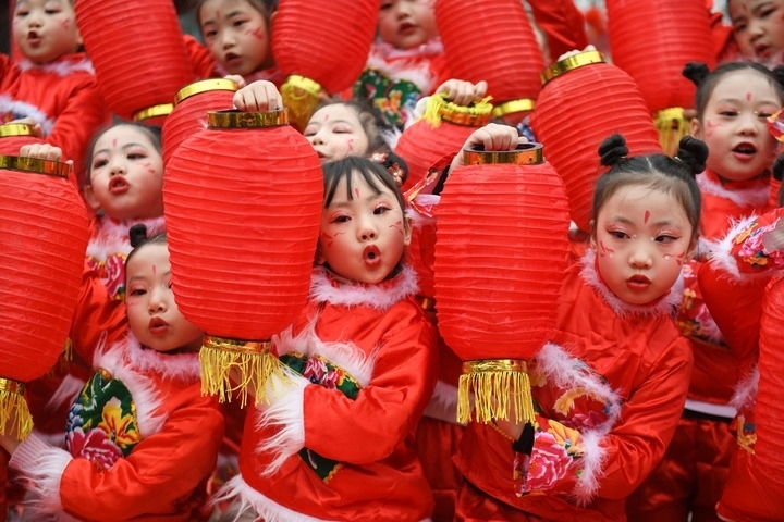 1月18日，四川省閬中市閬中古城，民間藝人和文藝工作者在表演節(jié)目歡度臘八節(jié)，喜迎農(nóng)歷新年。這是參演的小朋友在表演。新華社發(fā)（王玉貴 攝）