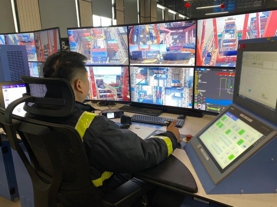 圖為寧波舟山港梅山港區(qū)遠(yuǎn)控操作室內(nèi)，橋吊司機(jī)在遠(yuǎn)程控制橋吊裝卸。新華社記者魏一駿 攝