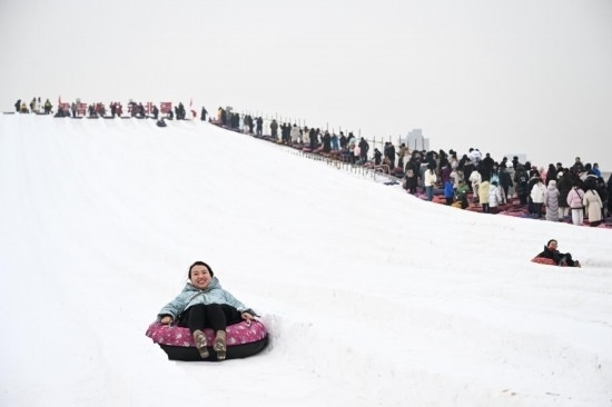 圖為1月18日，市民在內(nèi)蒙古賽馬場(chǎng)滑雪圈。新華社記者 貝赫 攝