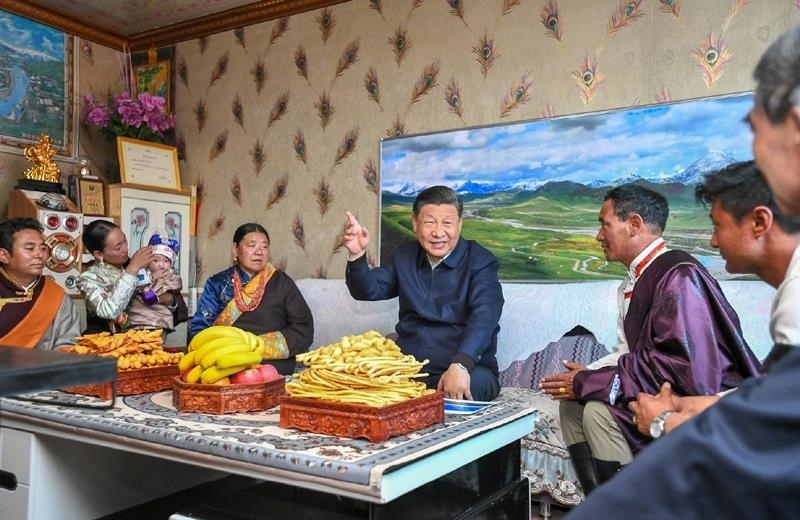 △2021年6月8日，習(xí)近平總書(shū)記在青海海北藏族自治州剛察縣果洛藏貢麻村，同藏族牧民索南才讓一家人圍坐在客廳聊家常。