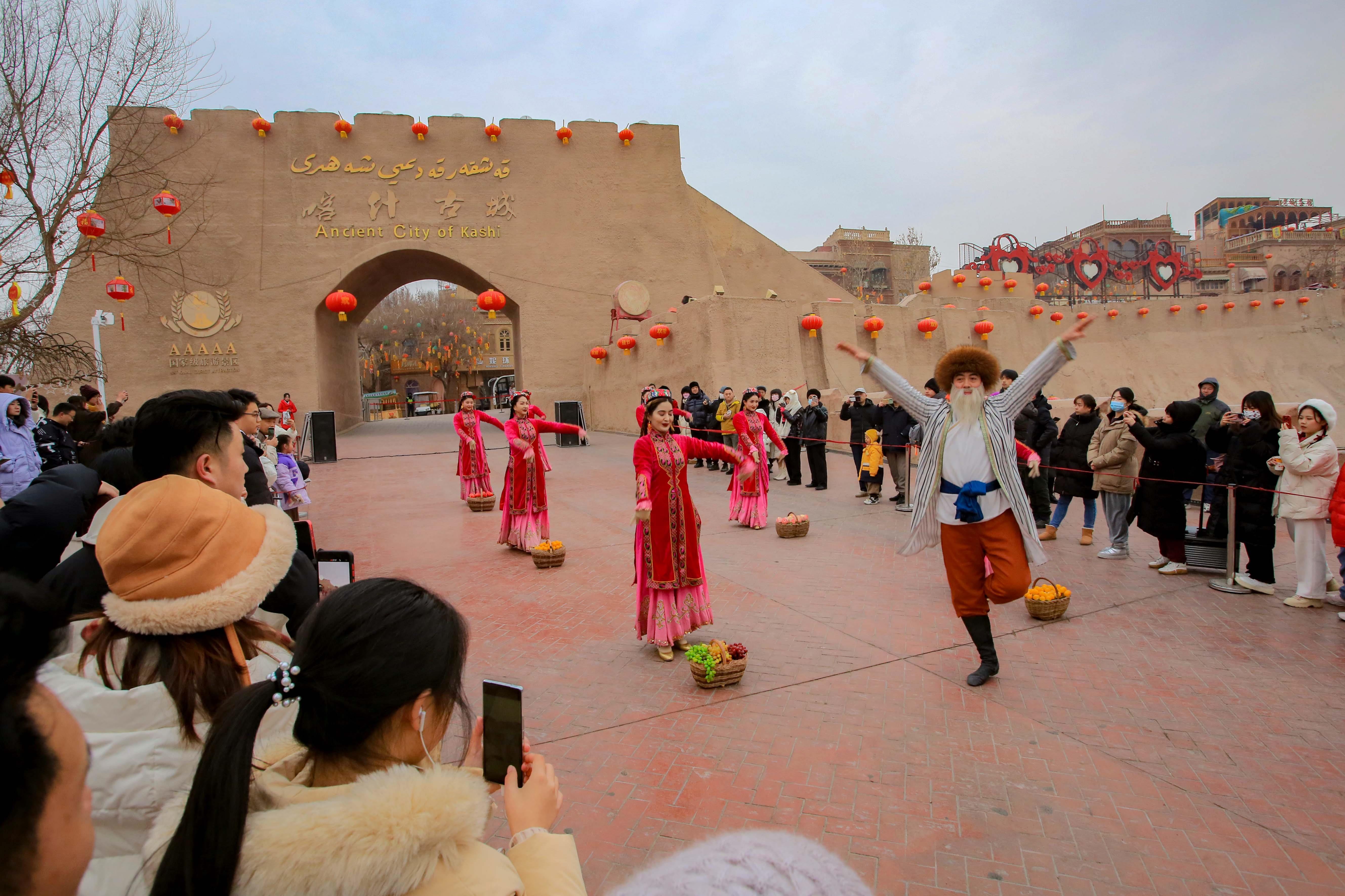 △2024年2月4日，演員在新疆喀什古城入城儀式上表演舞蹈。