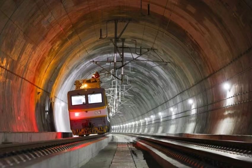 凌晨，接觸網(wǎng)作業(yè)車的燈光紅黃相間。胡鵬攝