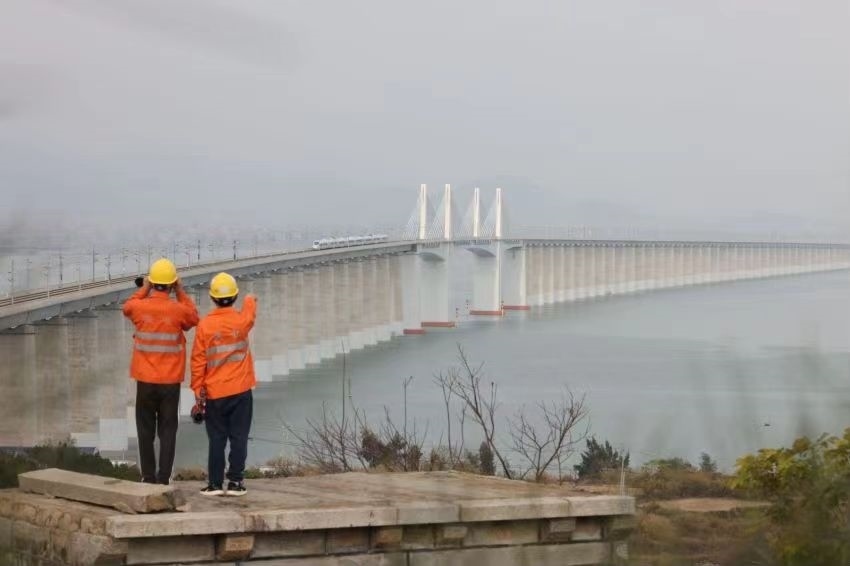 許沖和工友在白天巡視湄洲灣大橋上的供電設(shè)備。胡鵬攝