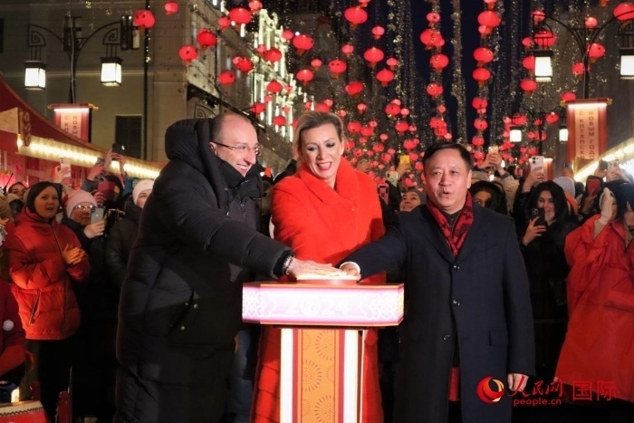 張漢暉、扎哈羅娃、科茲洛夫（從右至左）共同按下活動(dòng)啟動(dòng)按鈕。于子恒攝