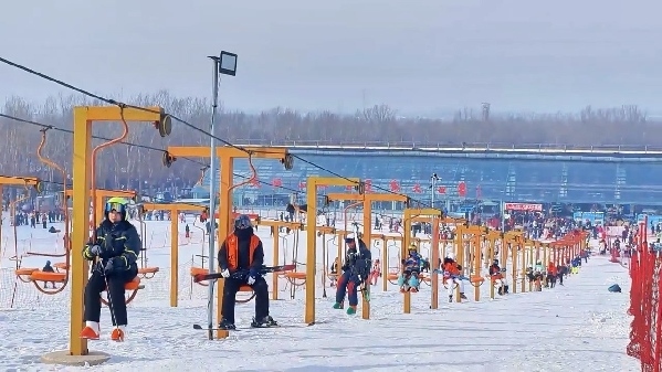 新春走基層｜滑雪場(chǎng)上過春節(jié)！冰城“冷資源”變成“熱經(jīng)濟(jì)”