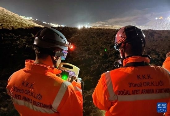 2月13日，救援人員在土耳其東部埃爾津詹省伊利奇區(qū)礦難現(xiàn)場工作。新華社發(fā)（穆斯塔法·卡亞攝）