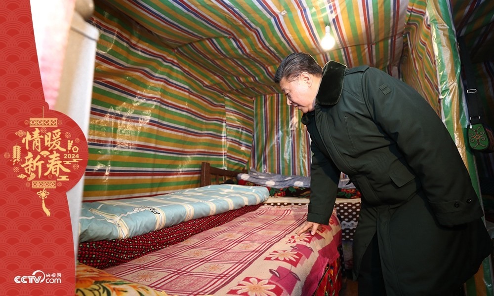 2018年2月11日，習(xí)近平總書記在四川三河村貧困戶吉好也求家中看望。