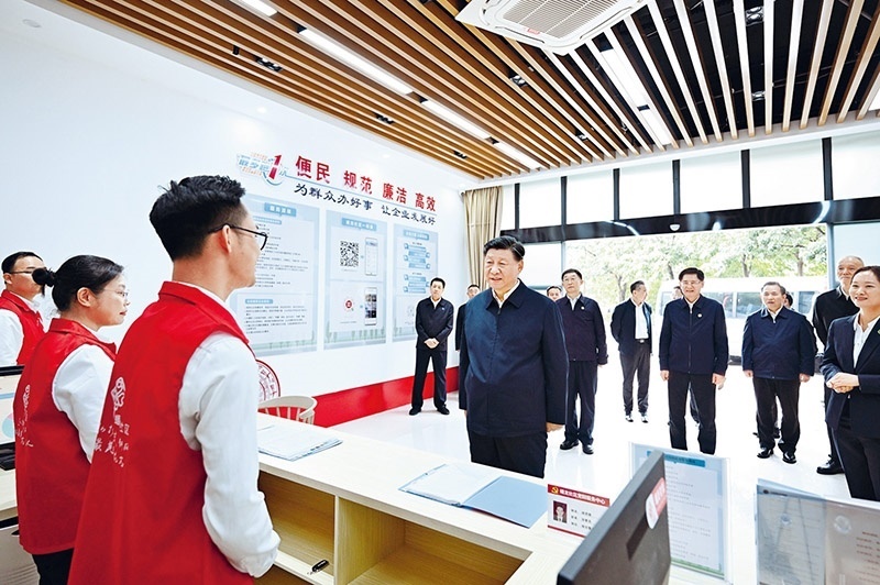 2023年12月14日至15日，中共中央總書(shū)記、國(guó)家主席、中央軍委主席習(xí)近平在廣西考察。這是14日上午，習(xí)近平在南寧市良慶區(qū)蟠龍社區(qū)黨群服務(wù)中心考察。 新華社記者 燕雁/攝