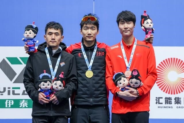 1月12日，“十四冬”速度滑冰（公開組）男子500米比賽，冠軍黑龍江隊(duì)選手高亭宇（中）、亞軍遼寧隊(duì)選手楊濤（左）、季軍河北隊(duì)選手李添龍?jiān)陬C獎(jiǎng)儀式上合影。新華社記者 王楷焱 攝