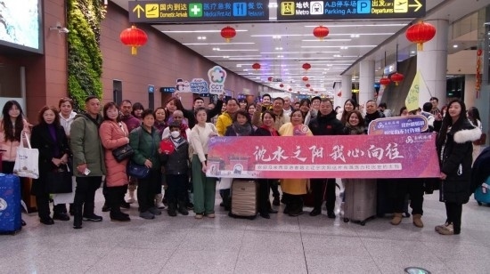 2月11日，一批馬來西亞游客抵達(dá)沈陽桃仙國際機場。新華社發(fā)