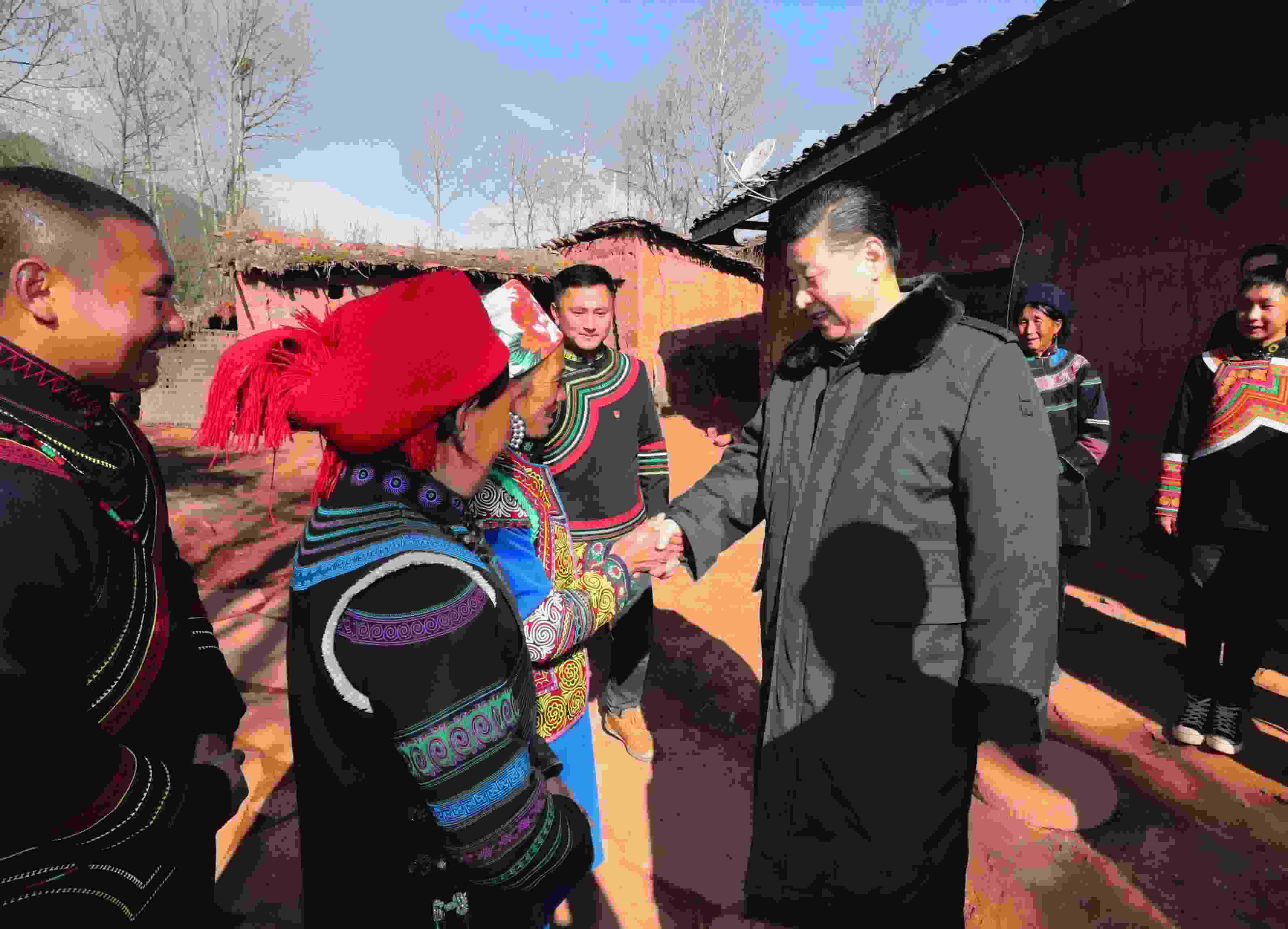 △ 2018年2月11日，習(xí)近平總書記驅(qū)車2個多小時，從四川西昌市來到位于大涼山深處的昭覺縣三岔河鄉(xiāng)三河村、解放鄉(xiāng)火普村，走進(jìn)彝族貧困群眾家中，看實情、問冷暖、聽心聲，同當(dāng)?shù)馗刹咳罕姽采叹珳?zhǔn)脫貧之策。