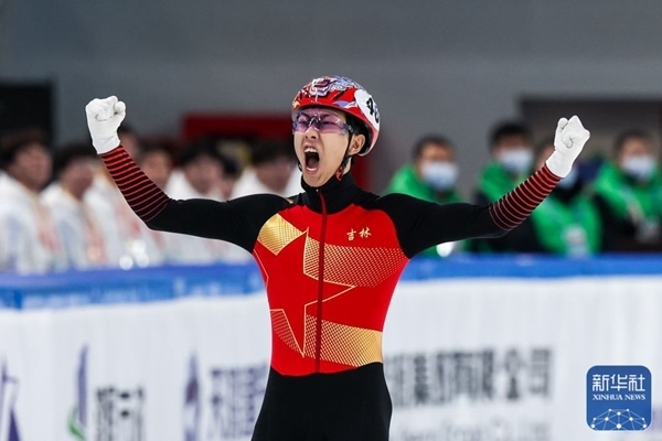 吉林隊(duì)選手孫龍沖線后慶祝勝利。新華社記者 李博 攝